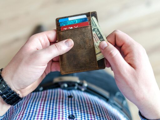 Ondernemer die financiële documenten bekijkt aan een bureau