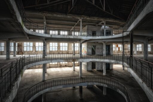 Lege kledingwinkel met opgehangen kleding aan rekken tijdens een stille periode