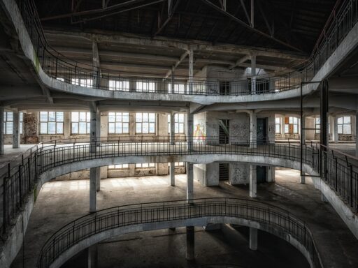 Lege kledingwinkel met opgehangen kleding aan rekken tijdens een stille periode