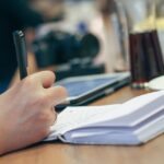 Zzp'er schrijft een nieuwsbrief op een laptop aan een bureau