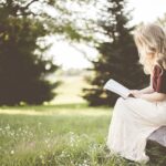 Ondernemer die een zakelijk handboek leest aan bureau