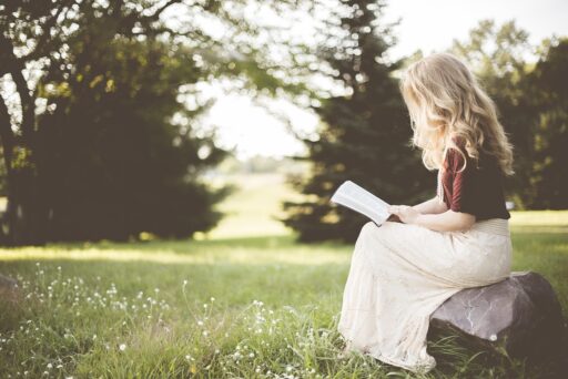 Ondernemer die een zakelijk handboek leest aan bureau