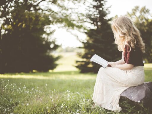 Ondernemer die een zakelijk handboek leest aan bureau