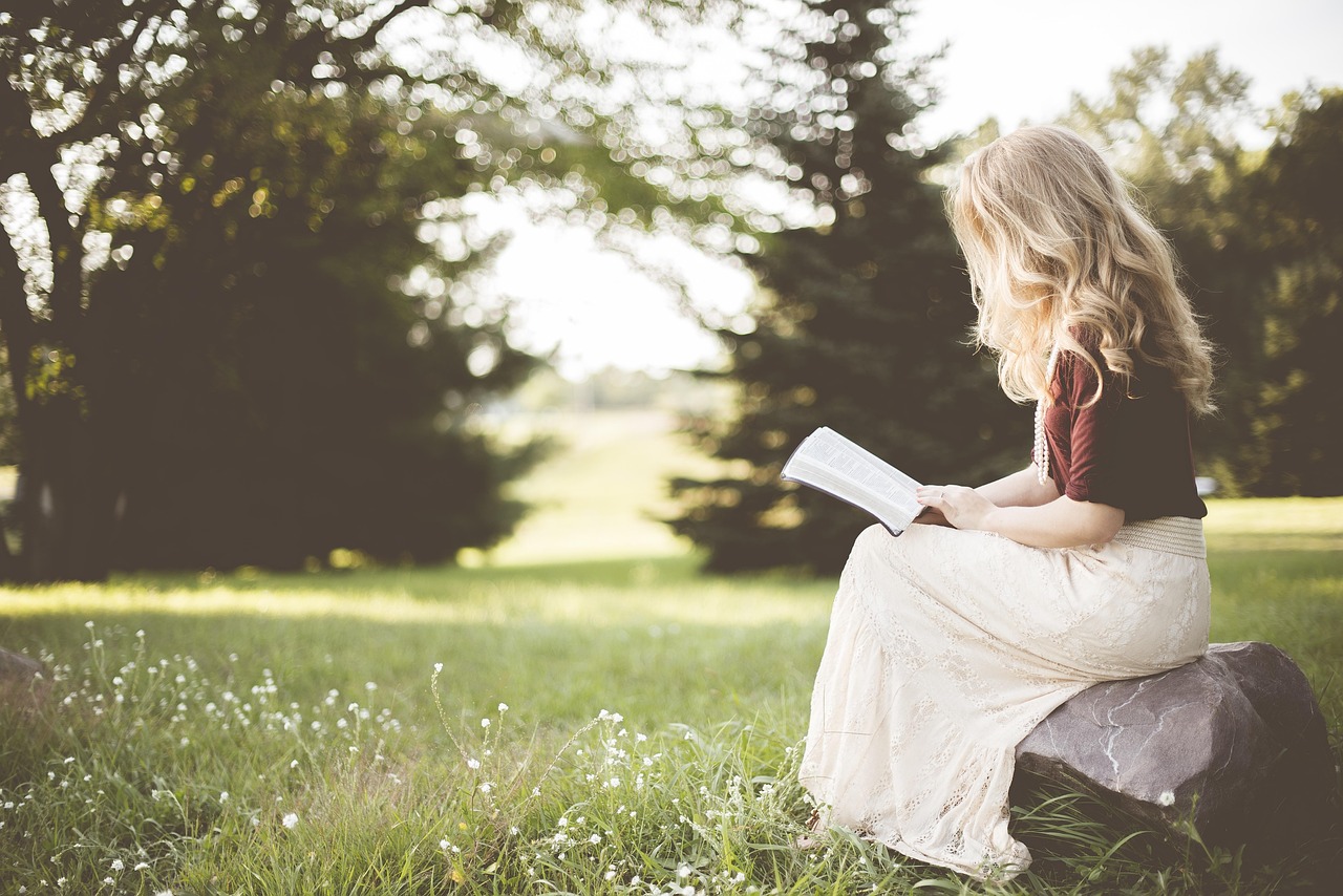 Ondernemer die een zakelijk handboek leest aan bureau