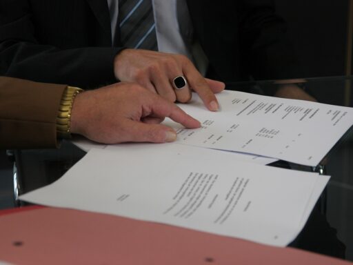 Mkb-ondernemer die een inleencontract doorleest en ondertekent op kantoor