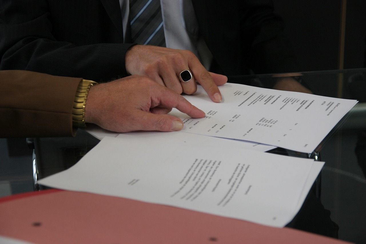 Mkb-ondernemer die een inleencontract doorleest en ondertekent op kantoor
