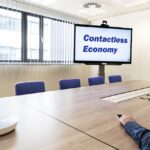 Ondernemer presenteert groeicijfers aan investeerders tijdens een zakelijke vergadering