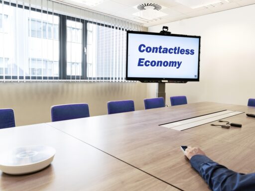 Ondernemer presenteert groeicijfers aan investeerders tijdens een zakelijke vergadering