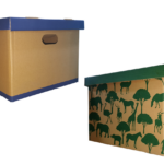Thuiswerker omgeven door stapels dozen en verpakkingsmateriaal voor een webshop