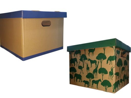 Thuiswerker omgeven door stapels dozen en verpakkingsmateriaal voor een webshop