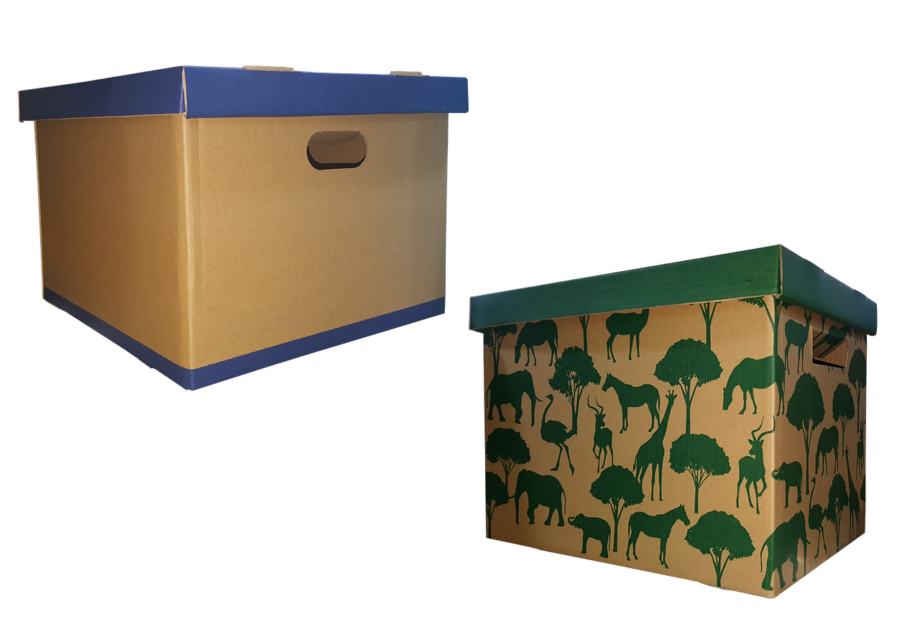 Thuiswerker omgeven door stapels dozen en verpakkingsmateriaal voor een webshop