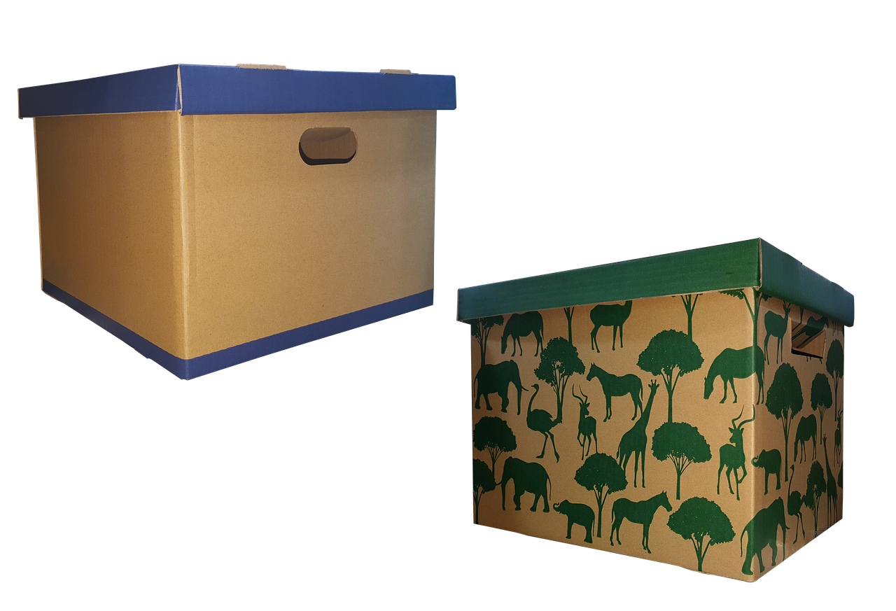 Thuiswerker omgeven door stapels dozen en verpakkingsmateriaal voor een webshop