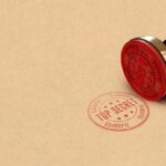 Ondernemer bekijkt gemeentelijke vergunningsdocumenten aan een bureau