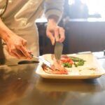 Chef die kookt in een professionele restaurantkeuken