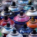 Stapels verfblikken in een magazijn, klaar voor zakelijke levering