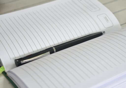 Stapel zakelijke documenten op een bureau, klaar voor indiening bij de bank